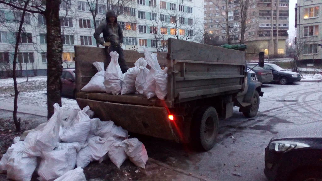Вывоз мусора в мешках в Кузнецке в октябре