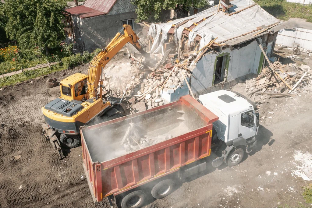 Вывоз мусора после сноса зданий с выездом в Кузнецке в октябре