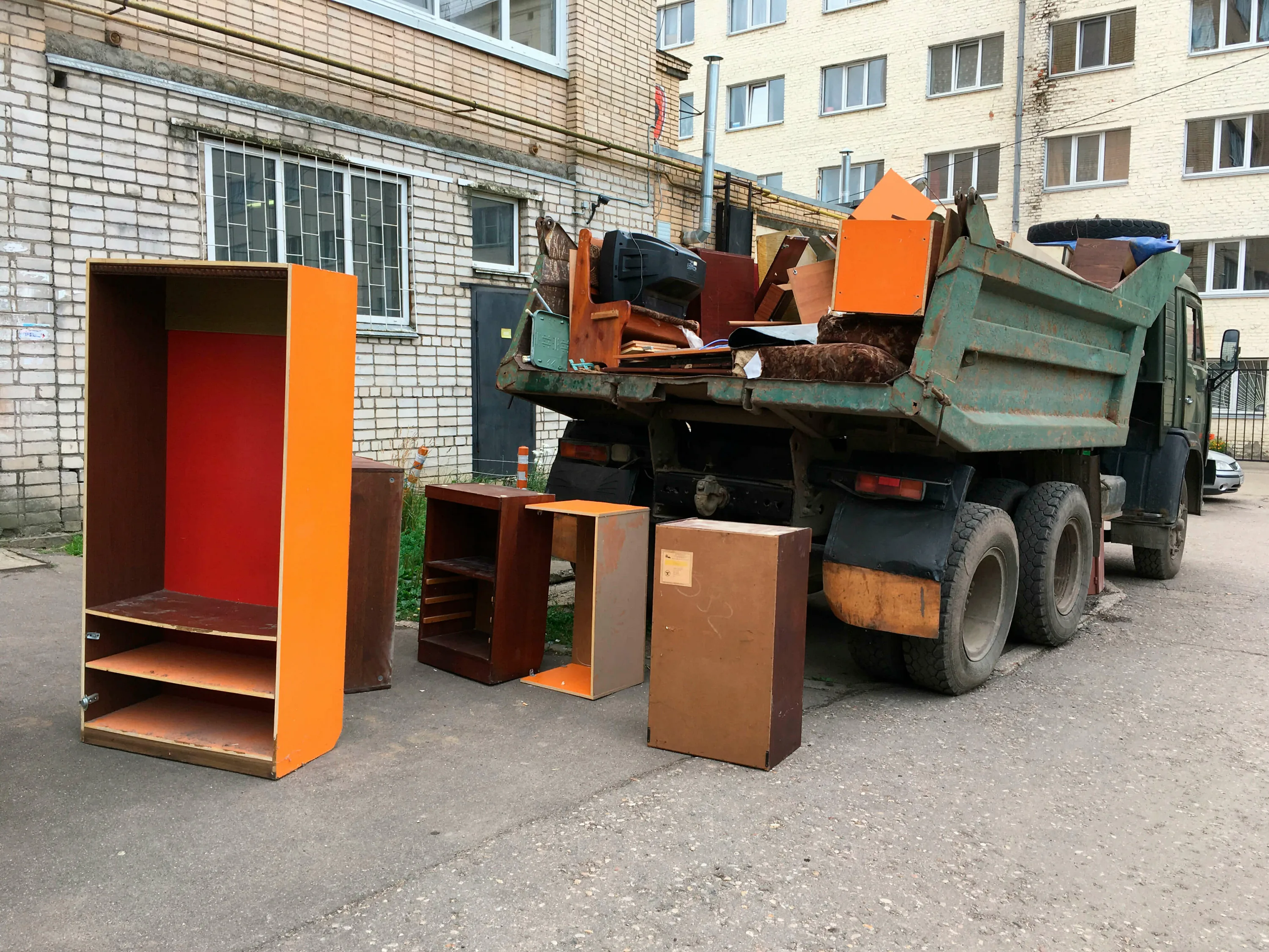 Утилизация старой мебели с вывозом и разбором в Кузнецке в октябре