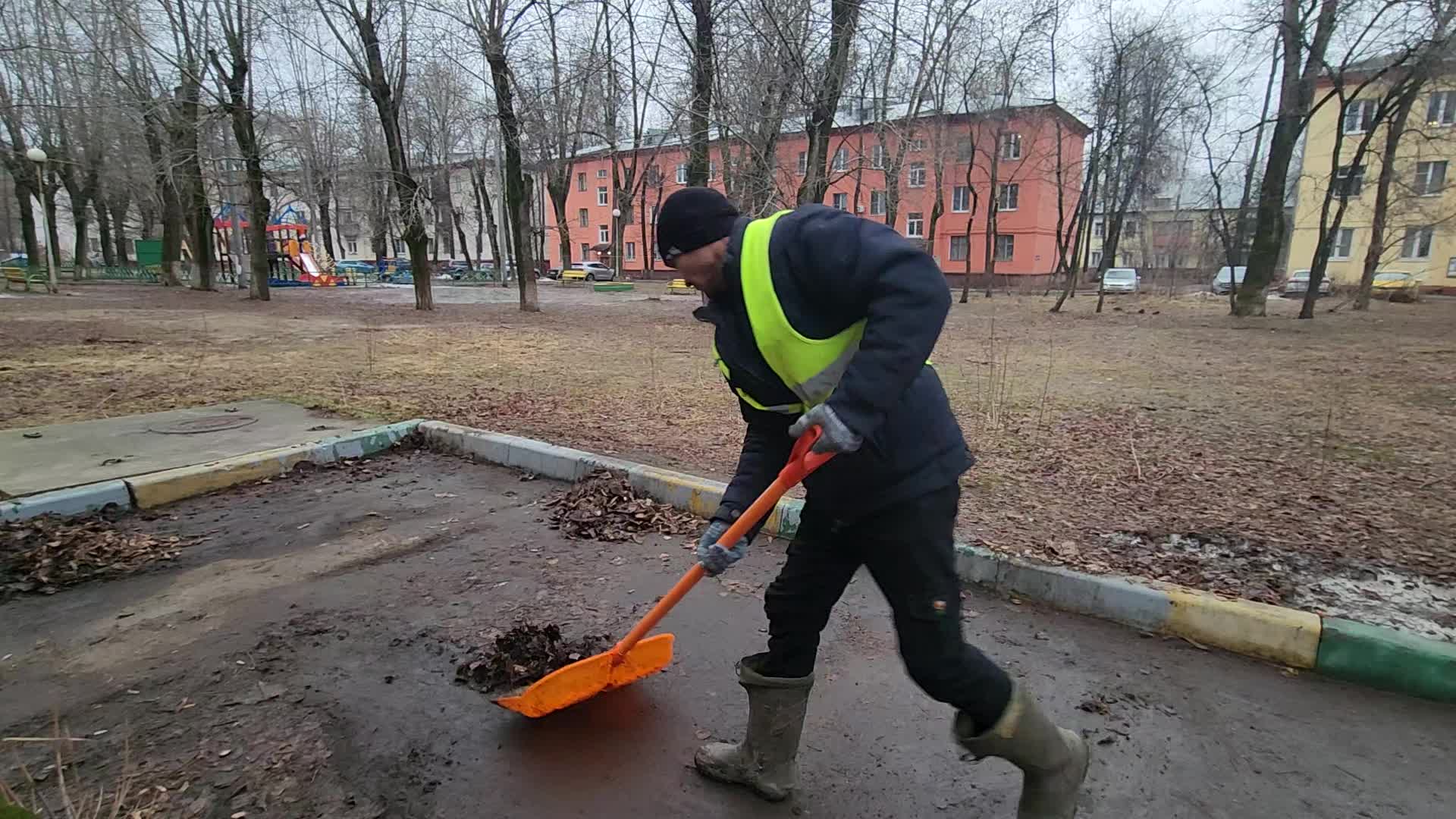 Уборка территорий в Кузнецке в октябре