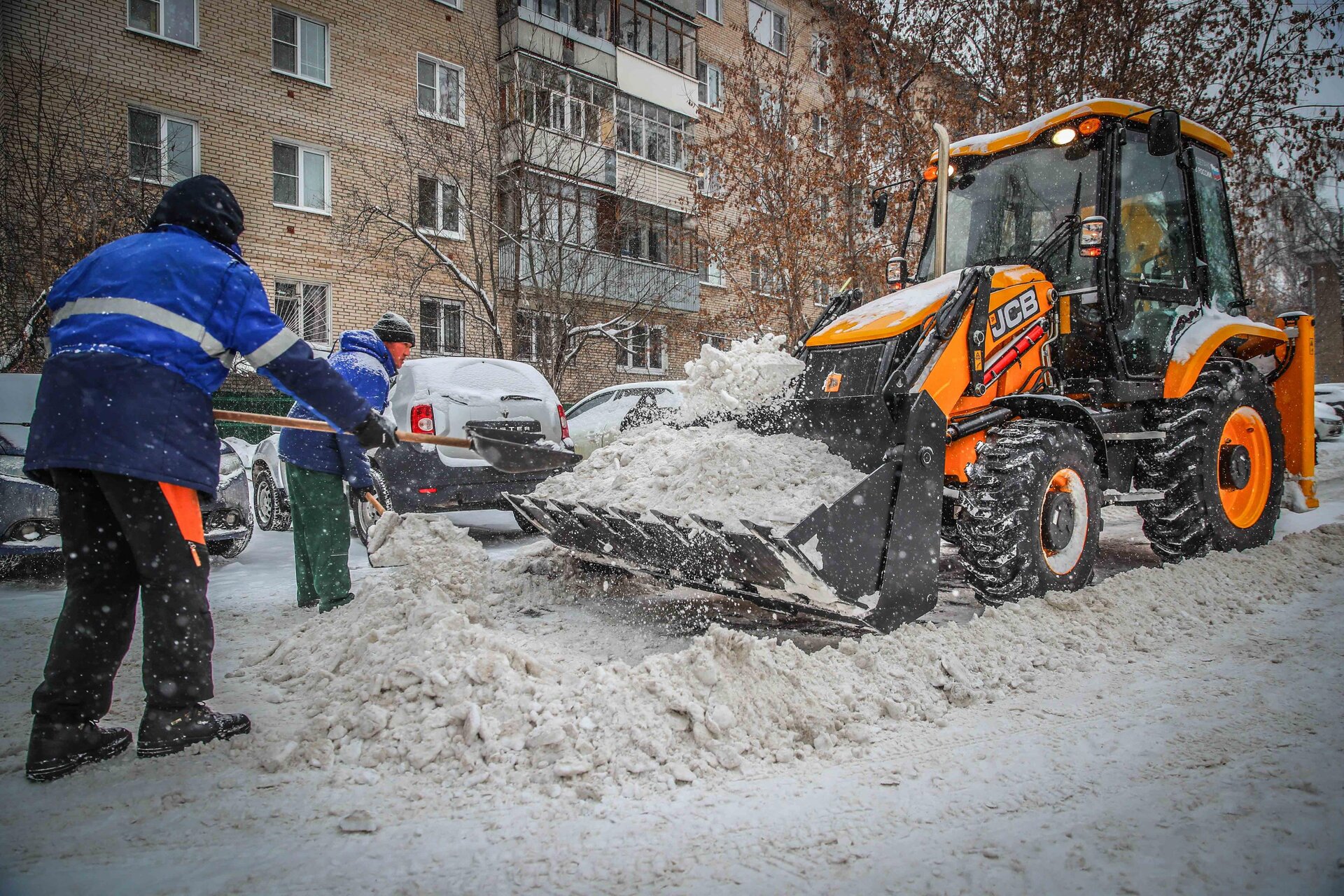 Очистка дворов от снега и наледи в Кузнецке — уборка снега, трактор и ручная, цены от 521 руб. | ПроМусор
