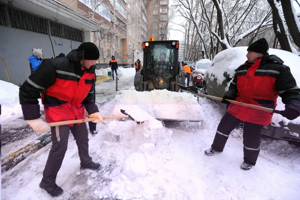 Очистка дворов от снега с гарантией результата в Кузнецке в октябре